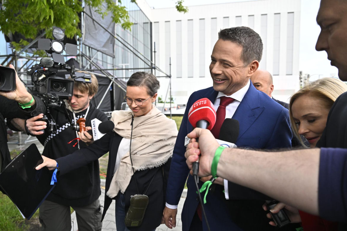 Wielkie wejście Trzaskowskiego do TVP. Zdjęcia uchwyciły każdy krok