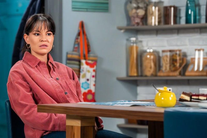 Pierwsza miłość odc. 4135-4139. Karmę wciąż trzyma pod kluczem bezwzględny zleceniodawca. Dominika decyduje się ją odbić