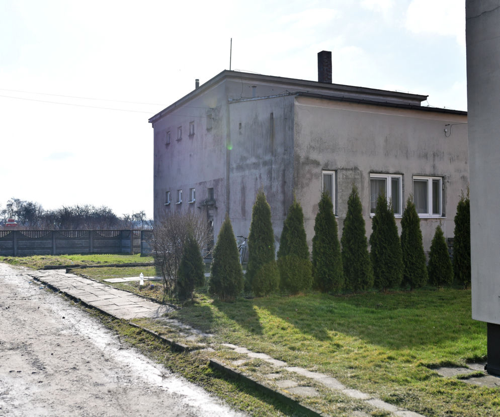 Dom w miejscowości Kozłów w powiecie miechowskim, w którym w sobotni wieczór 42-letni mężczyzna zaatakował dwóch chłopców metalową pałką