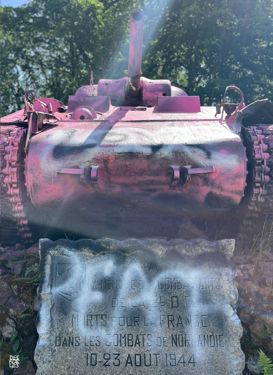 Czołg Sherman "Valois" zdewastowany. Historyczny symbol walki o wolność Francji pomalowano na różowo