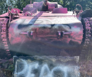 Czołg Sherman Valois zdewastowany. Historyczny symbol walki o wolność Francji pomalowano na różowo