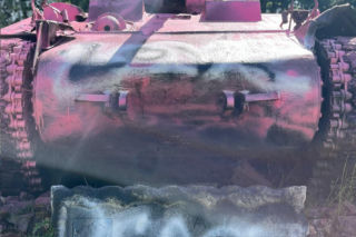 Czołg Sherman Valois zdewastowany. Historyczny symbol walki o wolność Francji pomalowano na różowo
