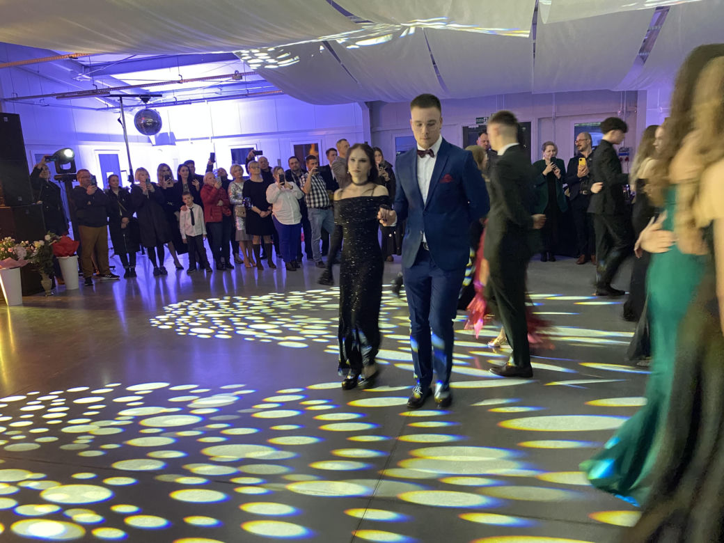 Zostało 85 dni do matury. Maturzyści z zielonogórskiej "Budowlanki" zatańczyli poloneza [zdjęcia]	