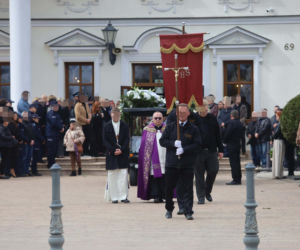 Porwali i skatowali Adriana z Ciechanowa. Bliscy żegnają 23-latka