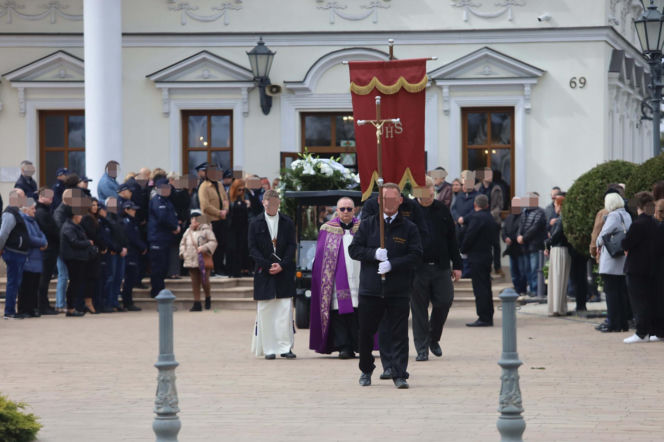 Porwali i skatowali Adriana z Ciechanowa. Bliscy żegnają 23-latka