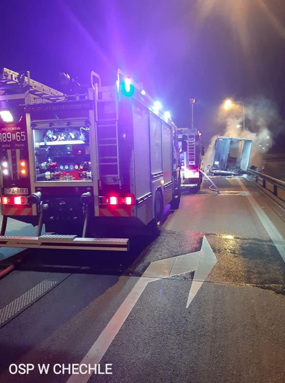 OGROMNY pożar na S8: W trakcie jazdy ZAPALIŁA SIĘ NACZEPA. Spłonęły WSZYSTKIE przesyłki kurierskie!