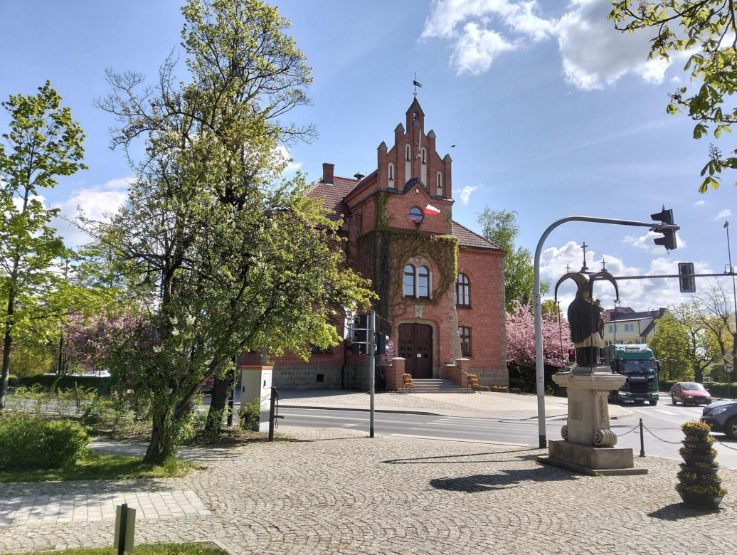 To miasto ma jeden z najpiękniejszych ratuszy w Małopolsce. Jego mieszkańcy od wieków są znani z wielkiej pobożności