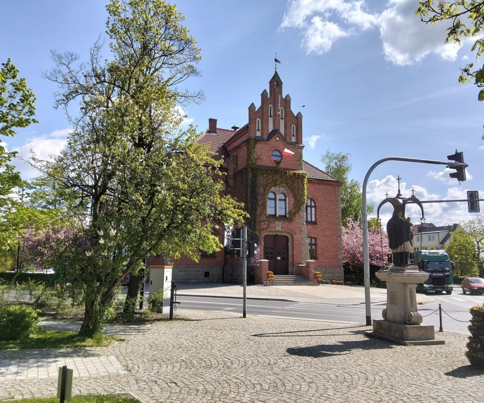 To miasto ma jeden z najpiękniejszych ratuszy w Małopolsce. Jego mieszkańcy od wieków są znani z wielkiej pobożności