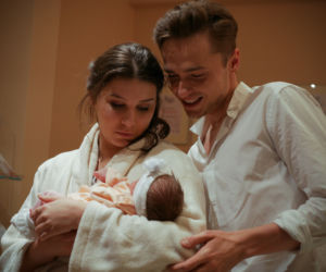 Pierwsza miłość po wakacjach 2018. Kalina (Magdalena Wieczorek), Krystian (Patryk Pniewski) z córką