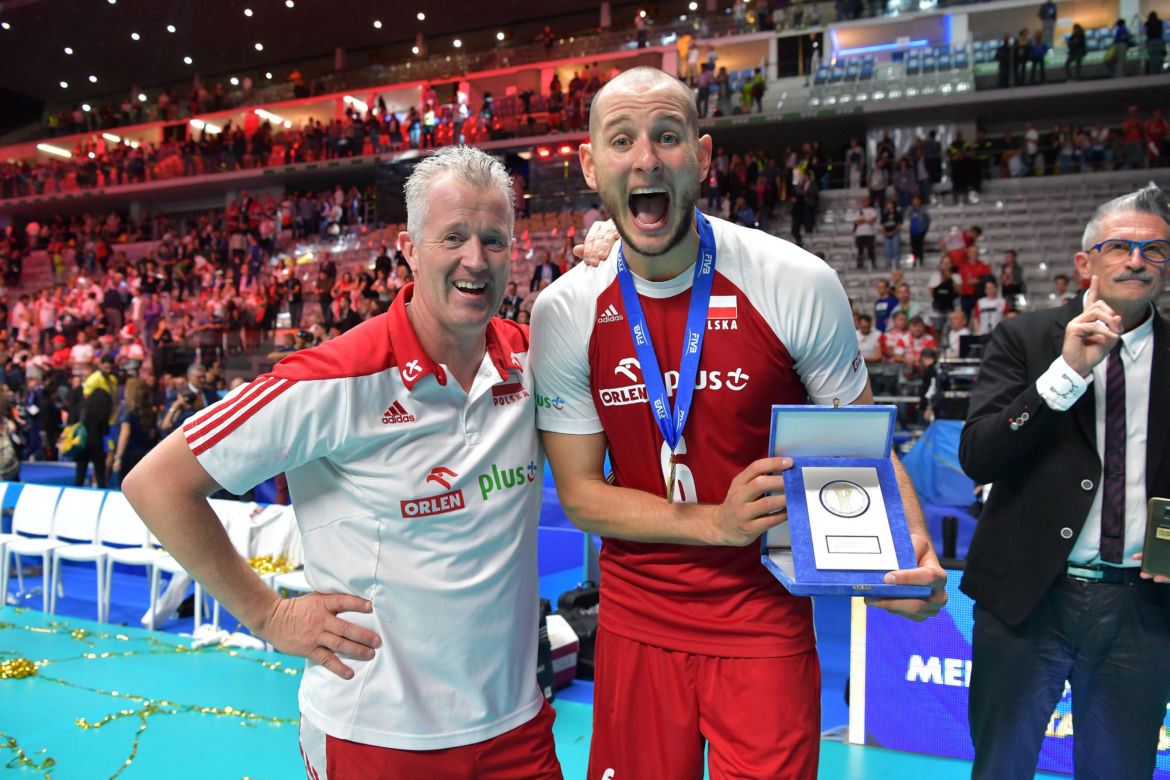 Bartosz Kurek popija winko