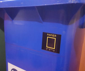 Naklejki w alfabecie Braille'a do segregacji odpadów