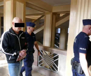 Tomek położył się odpocząć na podłodze. Już nie wstał. Został zadźgany przez znajomego