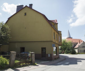 Makabra w Międzyborzu. Dzieci siedziały przy zmarłej matce