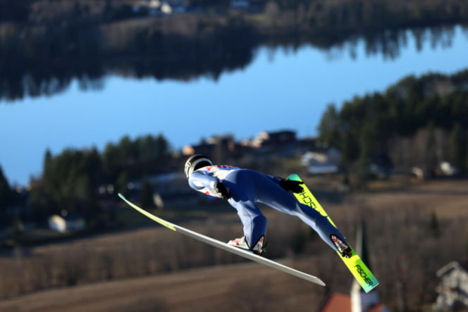 Kacper Tomasiak zaliczył dramatycznie wyglądający upadek w Vikersund