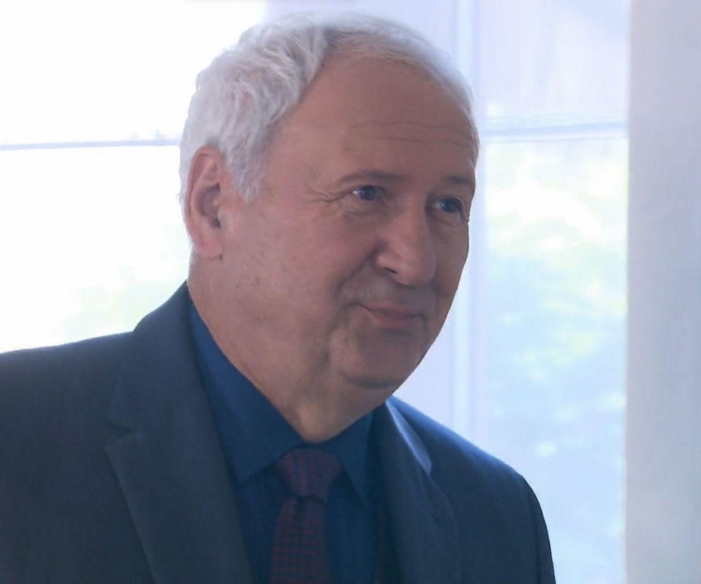 Andrzej Grabarczyk jako Jerzy Chojnicki uśmiecha się lekko. O losach rodziny Lubiczów przeczytasz na Eska.