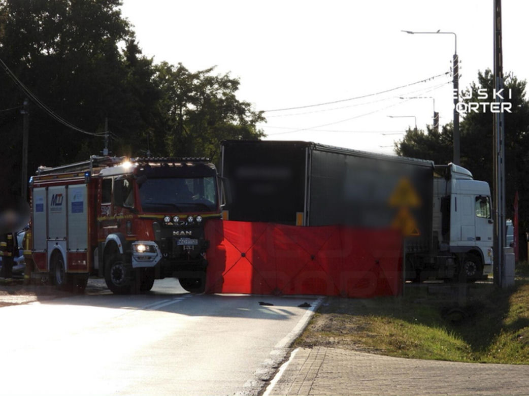 Koszmar w Nasielsku. Wpadł pod ciężarówkę. Pieszy nie miał żadnych szans