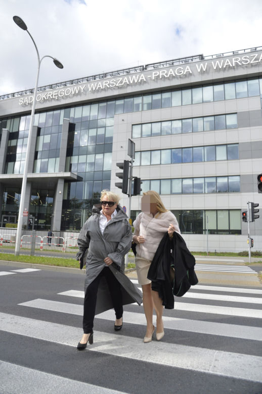 Katarzyna Figura z prawniczką opuszczają sąd