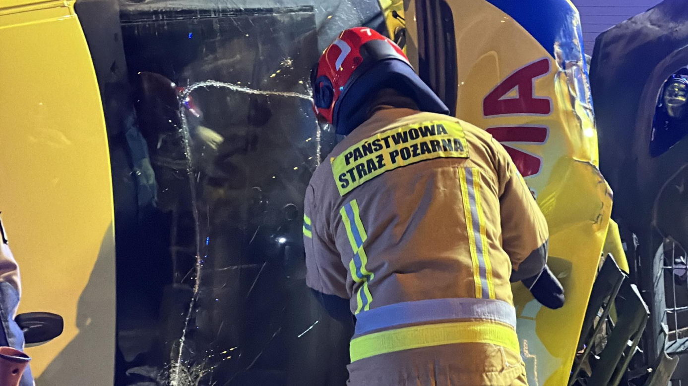 Potworny wypadek w Warszawie. Zderzenie karetki z autem osobowym. Są ranni