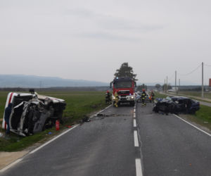 Groźny wypadek na Podhalu. Autobus w rowie po zderzeniu z osobówką