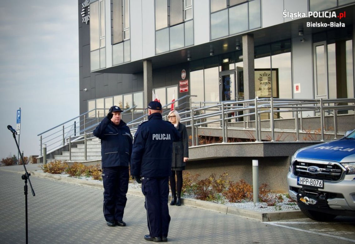 7 nieoznakowanych aut i 3 oznakowane pick-upy. Bielska policja ma 10 nowych radiowozów