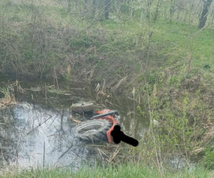 28-letni Ukrainiec zginął pod Garwolinem! Jego ciągnik wjechał do sadzawki [ZDJĘCIA]