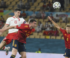 Robert Lewandowski strzela gola.