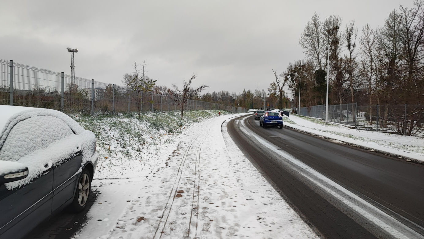 Wrocław pod śniegiem. Trudne warunki na drogach, korki, opóźnienia i awarie