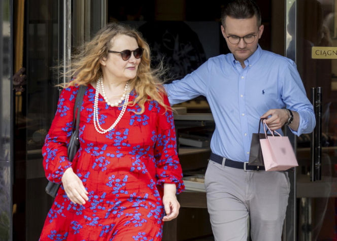 Posłanka Piekarska z Adrianem Witczakiem kupowali bransoletkę