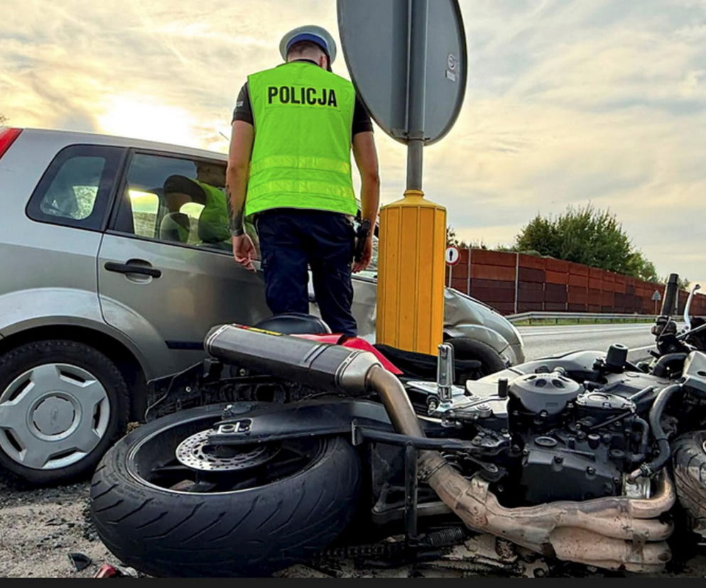 Śmiertelny wypadek pod Sochaczewem. 49-letni motocyklista zginął po zderzeniu z fordem