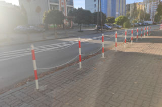 W Radomiu pojawiły się nowe słupki blokujące przejazd. W jakich miejscach?