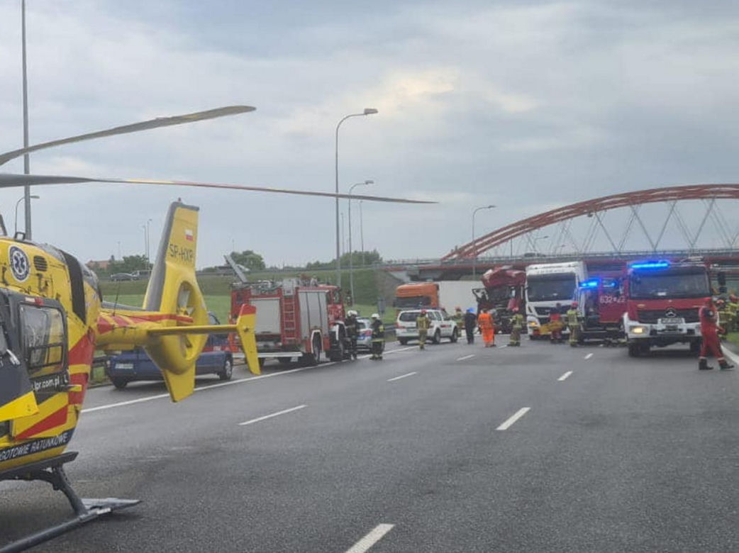 Zderzenie ciężarówek z osobówką na A1. Lądował helikopter LPR