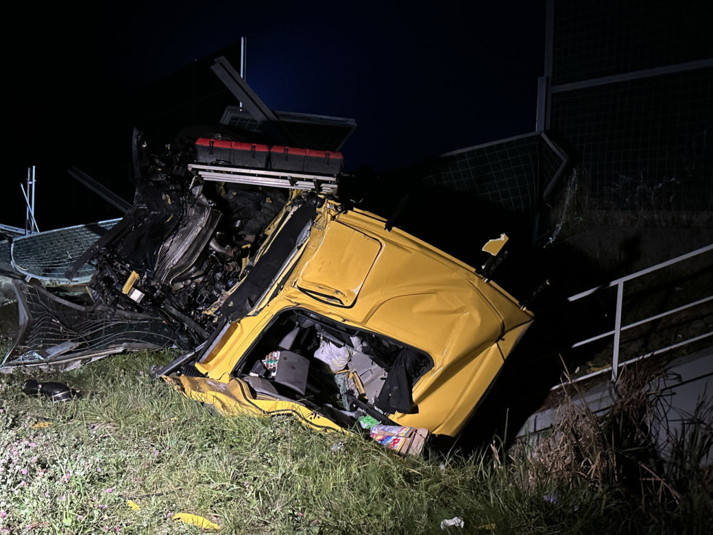 Feliksów. Zderzenie samochodu osobowego z cysterną. Ciężarówka zablokowała całą autostradę