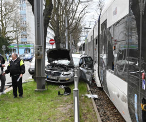 Wypadek na al. 3 Maja. Samochód zderzyl się z tramwajem