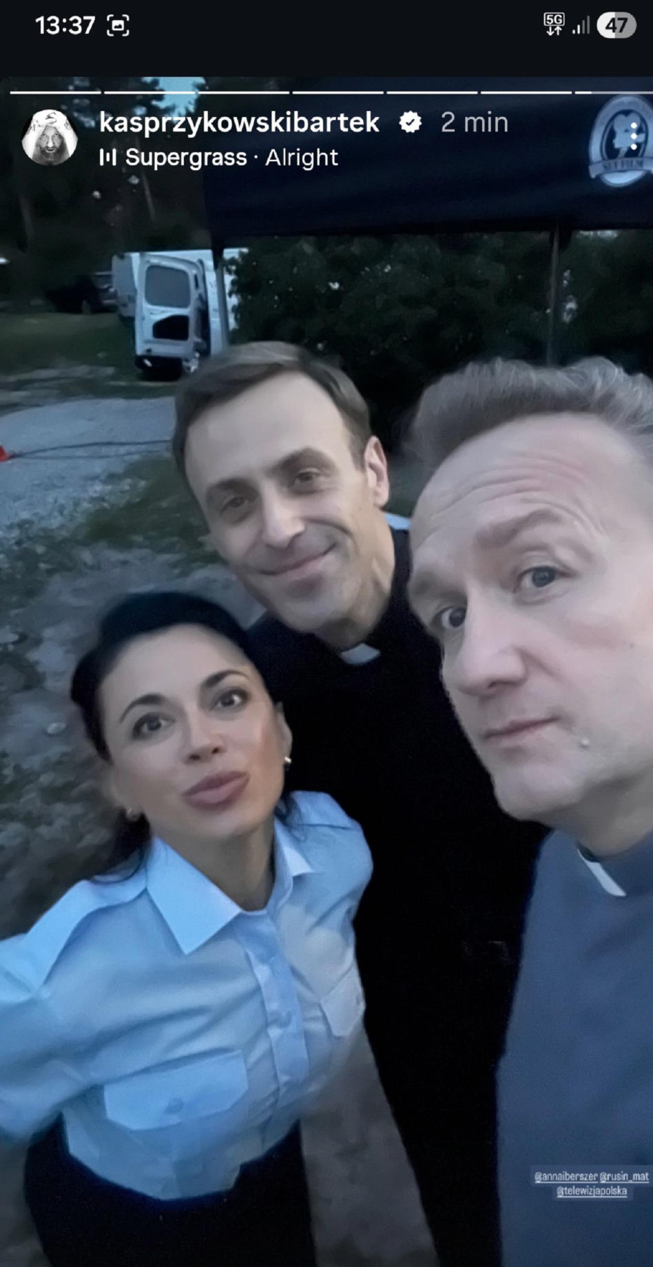 Ranczo 11 sezon. Ksiądz Robert (Bartek Kasprzykowski), ksiądz Maciej (Mateusz Rusin), Francesca (Anna Iberszer)