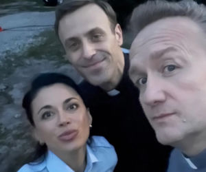Ranczo 11 sezon. Ksiądz Robert (Bartek Kasprzykowski), ksiądz Maciej (Mateusz Rusin), Francesca (Anna Iberszer)