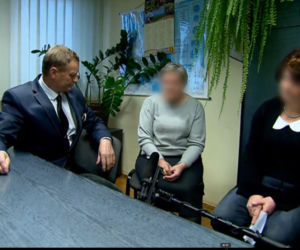 Szok! Matka przez rok trzymała niepełnosprawną córkę w stajni. Dziewczynie ZGNIŁ pośladek i udo