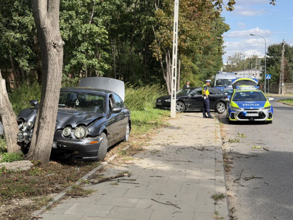 Kompletnie pijany kierowca Jagura uderzył w Audi i rozbił się na drzewie. Jedna osoba w szpitalu