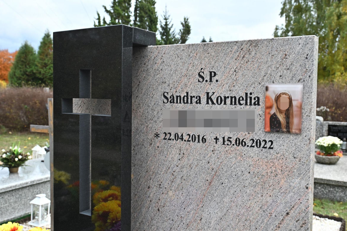 Aniołki i misie strzegą grobu 6-letniej Sandry, obok rozkwita kwiat róży