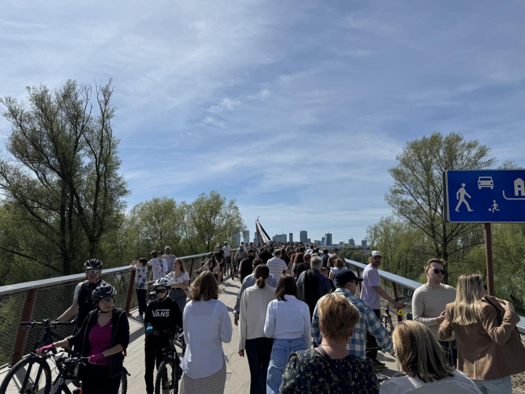 Tłumy na nowym moście pieszo-rowerowym. Kolizje z rowerzystami 