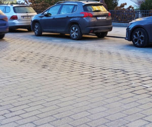 Zniszczony bruk na Al. Jana Pawła II w Sczecinie