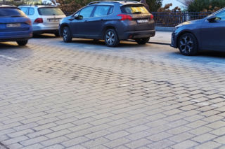 Zniszczony bruk na Al. Jana Pawła II w Sczecinie