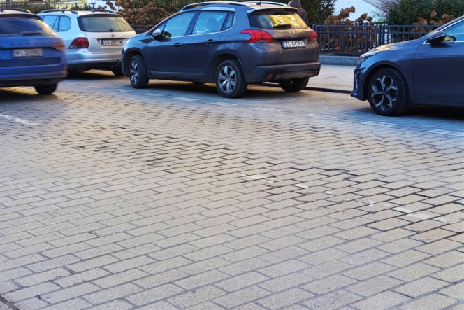 Zniszczony bruk na Al. Jana Pawła II w Sczecinie