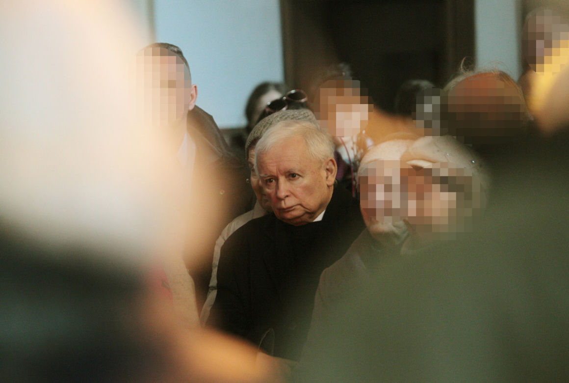 Jarosław Kaczyński ze skromnym koszyczkiem 