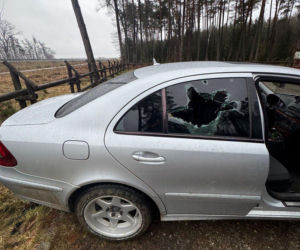 Musieli użyć pałki i wybić szybę w aucie. Niecodzienny przebieg policyjnej interwencji w powiecie rawickim