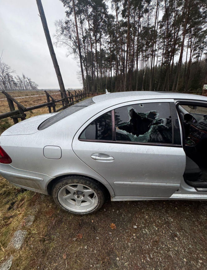 Musieli użyć pałki i wybić szybę w aucie. Niecodzienny przebieg policyjnej interwencji w powiecie rawickim