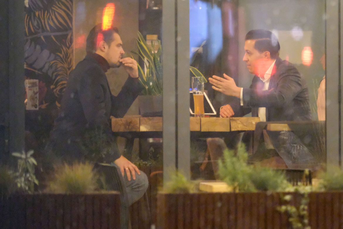 Jan Strzeżek i Michał Wypij. Piją za zdrowie Gowina