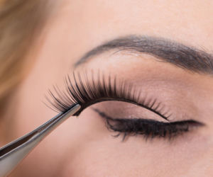 Sztuczne rzęsy na pasku czy kępki i co wybrać na początek? Sprawdź, która metoda jest łatwiejsza w aplikacji