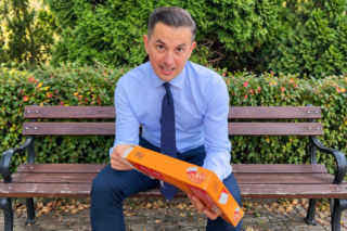 Myrcha sięgnął po pizzę Książula. 12 plasterków salami miało wyjaśnić zmianę prawa