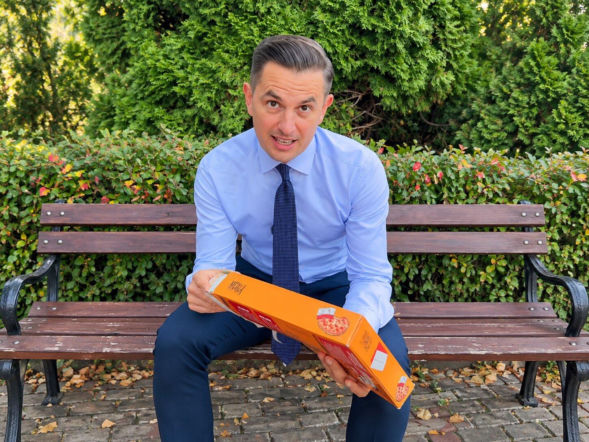 Myrcha sięgnął po pizzę Książula. 12 plasterków salami miało wyjaśnić zmianę prawa
