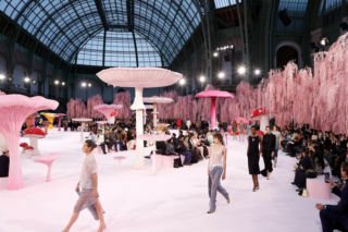 Najciekawsze trendy z Paryskiego Tygodnia Mody 2026. Te wzory, kolory i fasony będą nam towarzyszyć przez najbliższe miesiące